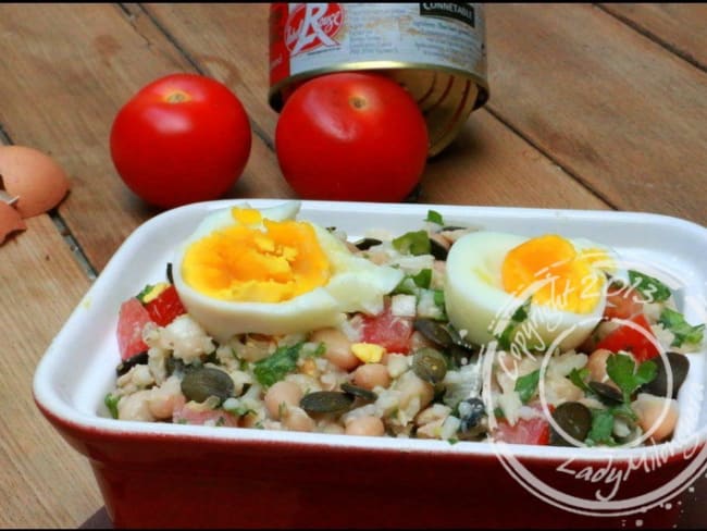 Salade de riz complète, aux haricots blancs, thon et œufs