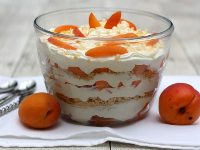 Verrine géante de trifle aux abricots, chocolat blanc et amandes