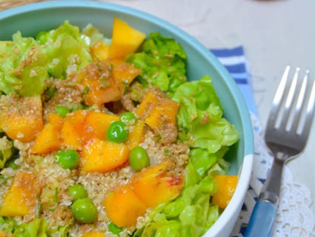 Salade de millet, petit-pois et nectarine, sauce tahini et tamari