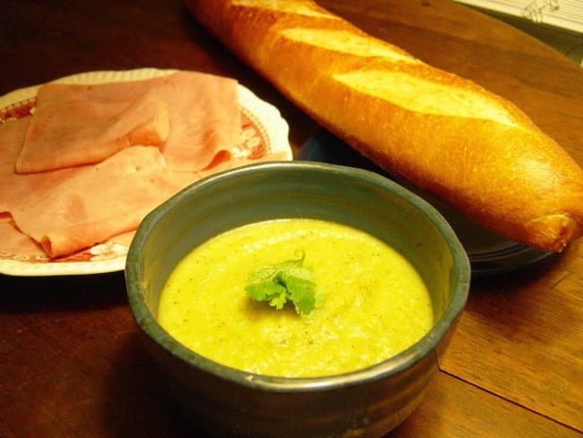 Soupe veloutée de courgettes au fromage crémeux