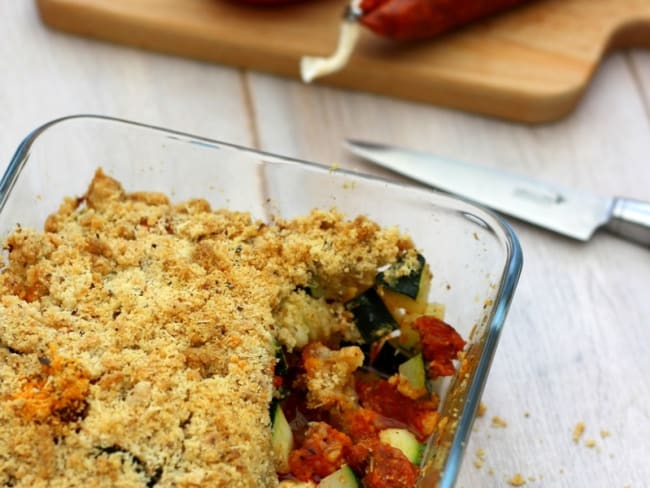 Crumble salé au courgette, tomate et chorizo