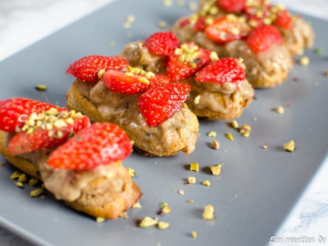 Éclair à la pistache et à la fraise