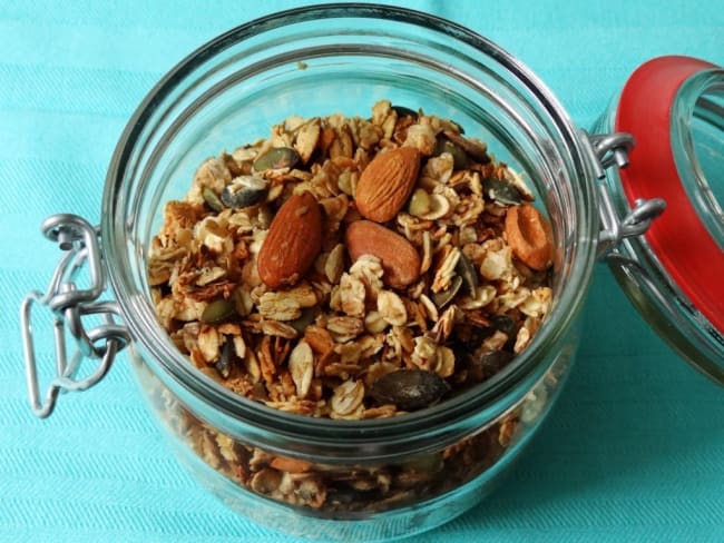 Granola maison : un muesli bien croquant avec noix, fruits secs, graines...