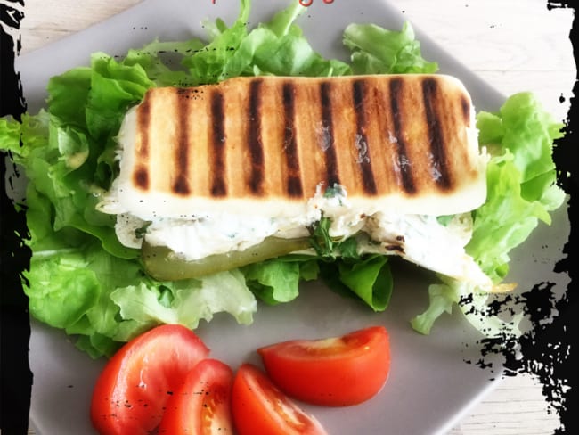 Panini au poulet, roquette, fromage frais