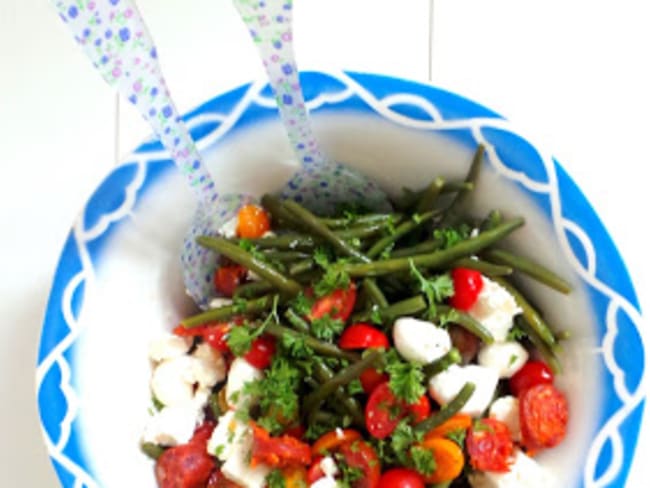 Salade de haricots verts, tomates cerises, feta et mozzarella