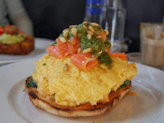 Omelette soufflée à a citrouille, saumon, pesto en bruschetta