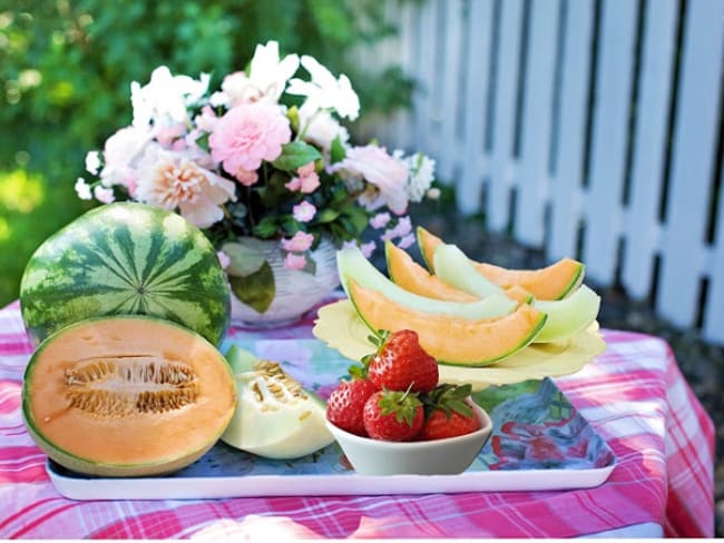 Salade de fruits aux melons et aux fraises parfumée au vin rosé et à l'eau de rose