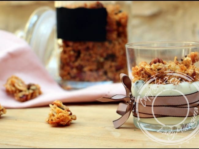 Granola croustillant aux flocons de riz, noisettes, coco et vanille