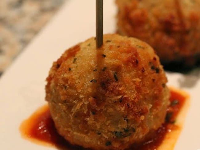 Boulettes de riz fourrées au jambon et à la mozzarella