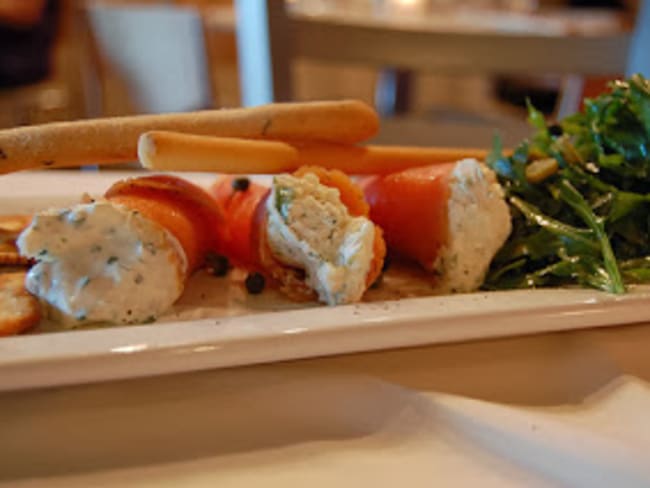 Roulés de saumon au fromage crémeux et aux herbes, roquette