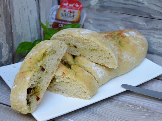 Fougasse au pesto, tomates séchées et chèvre