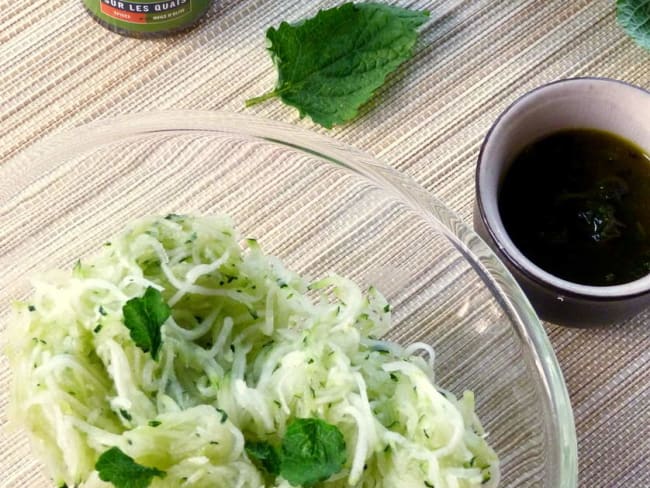 Salade de courgettes râpées, huile de pistache et mélisse