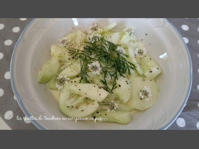 Salade de concombre et ses petites fleurs de coriandre