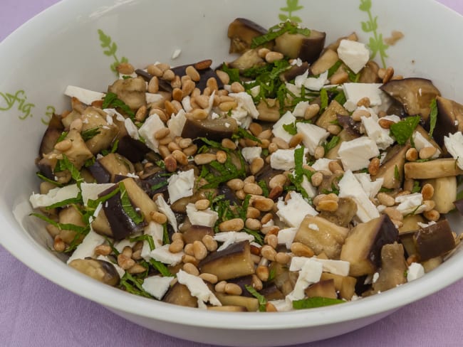 Salade d'aubergines à la fêta et aux pignons de pin