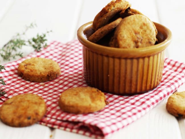 Crackers au paprika, tomates séchées et thym pour l'apéro