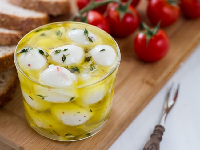 Mozzarella marinée dans l'huile d'olive pour l'apéro