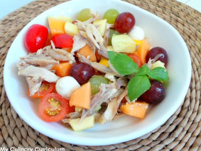 Salade de poulet rôti au raisin, melon, mangue, tomates cerises et mozzarella