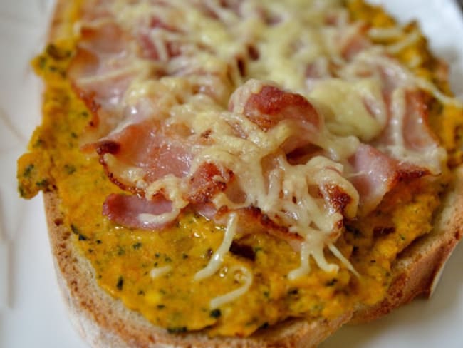 Tartine de courgette au curcuma, poitrine fumée, gruyère