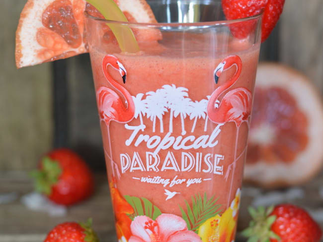 Smoothie pamplemousse rose, fraise et lait de coco