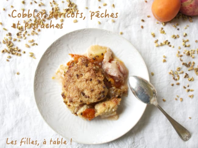 Cobbler aux abricots, pêches et éclats de pistache