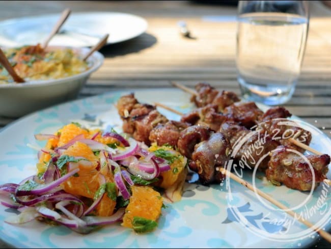 Brochettes d’agneau mariné à l’orange et au fenouil, salade d’oranges à la menthe