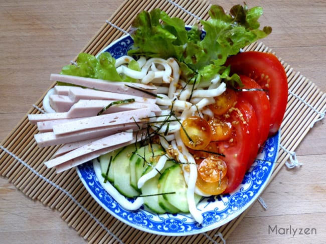 Salade rafraîchissante d'udon froides aux crudités et à la mortadelle vietnamienne