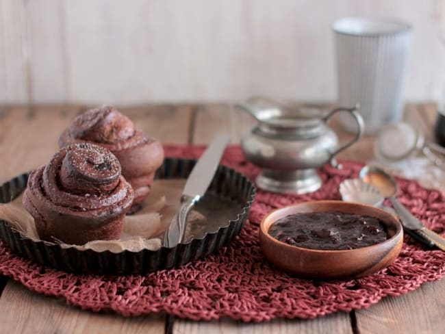 Rolls tout chocolat à la confiture de cerises noires et fève tonka