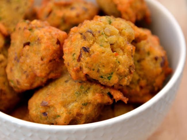 Beignets de lentilles épicés et raïta concombre menthe