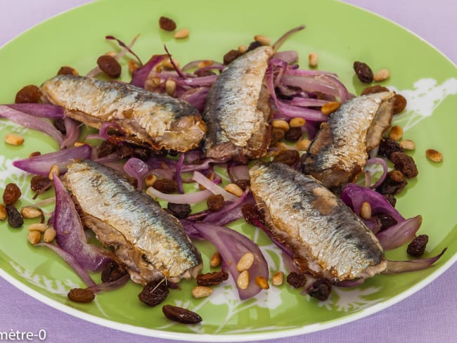 Sardines aux oignons rouges, raisins secs et pignons