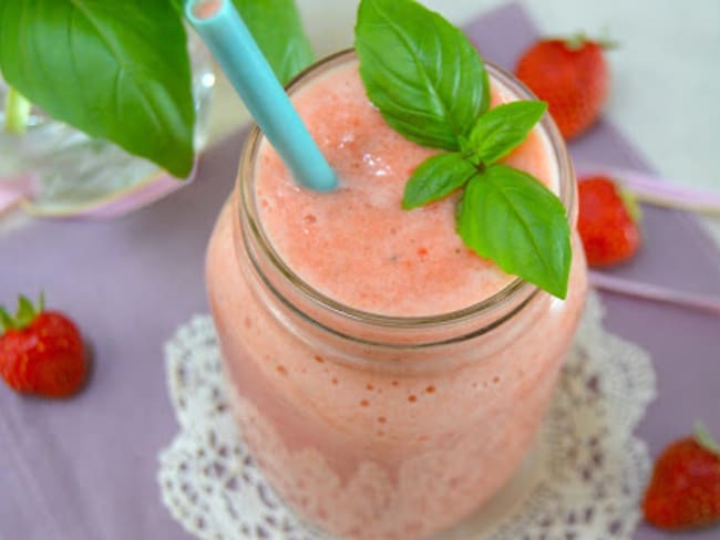 Smoothie ananas, fraises et basilic