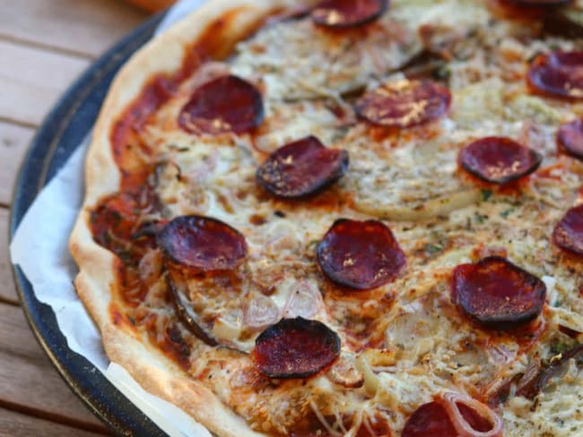 Pizza fine aux aubergines grillées, persillade et chorizo