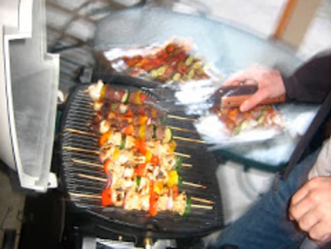 Brochettes aux saucisses knacki, jambon, champignons