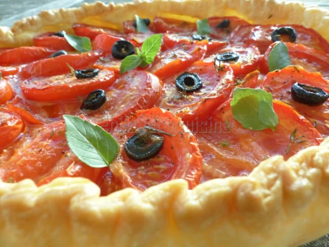 Tarte feuilletée à la tomate, comté et moutarde à l'ancienne