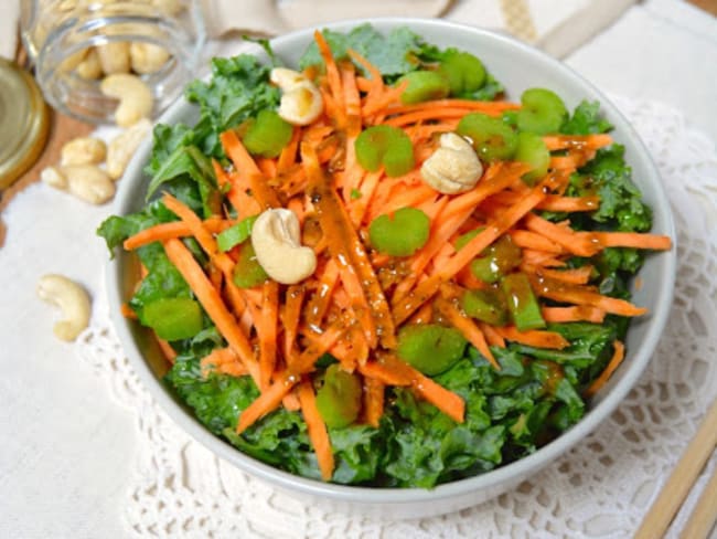 Salade crue de kale, patate douce et céleri au curry