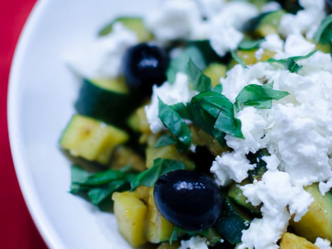 Courgettes aux épices, à la feta et aux olives noires