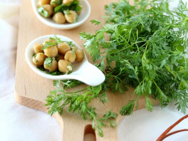 Des cuillères apéritives pois chiches bio à la coriandre