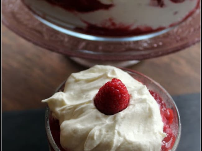 Tiramisu sans oeufs aux framboises et biscuits roses