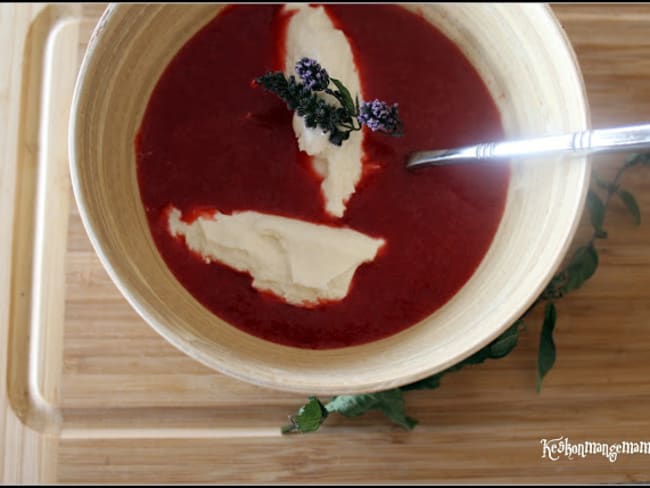 Soupe de fraise à la menthe poivrée, quenelle de ricotta