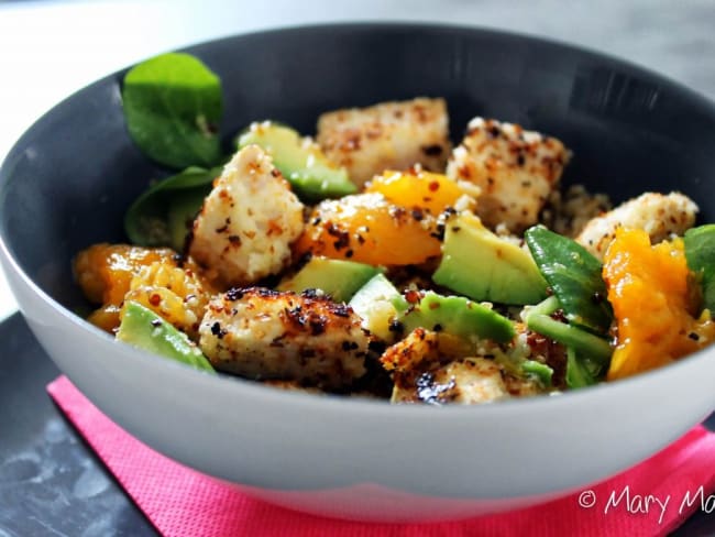 Salade de Poulet Pané à la Noix de Coco, Abricot et Avocat