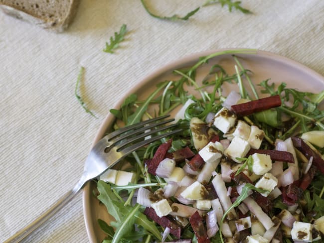 Salade de fin d’hiver roquette, pomme, betterave, chèvre, échalote