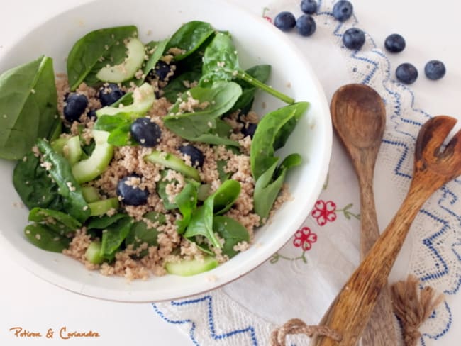 Jolie salade semoule, épinards, concombre et myrtilles