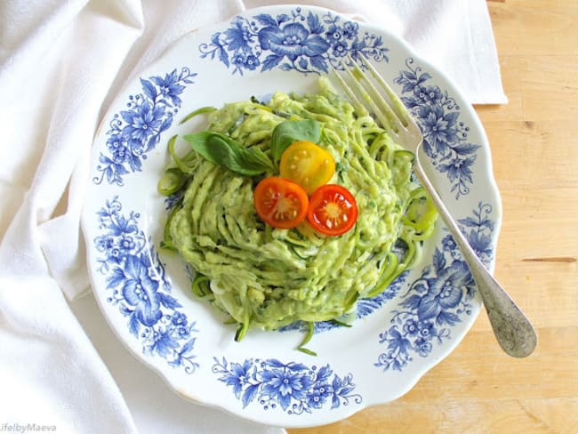 Spaghetti de courgettes au pesto d'avocat et tomates cerises