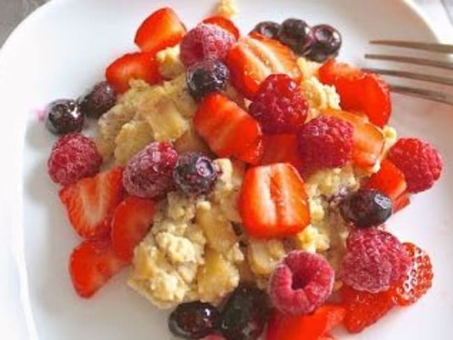 Oeufs brouillés sucrés, pomme, cannelle et fruits rouges