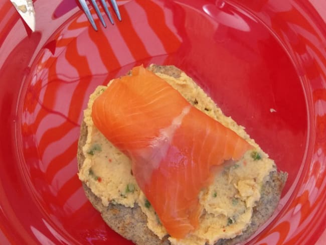 Truite fumée sur une galette de lentilles vertes, comme un blini, et sa crème de pois chiches