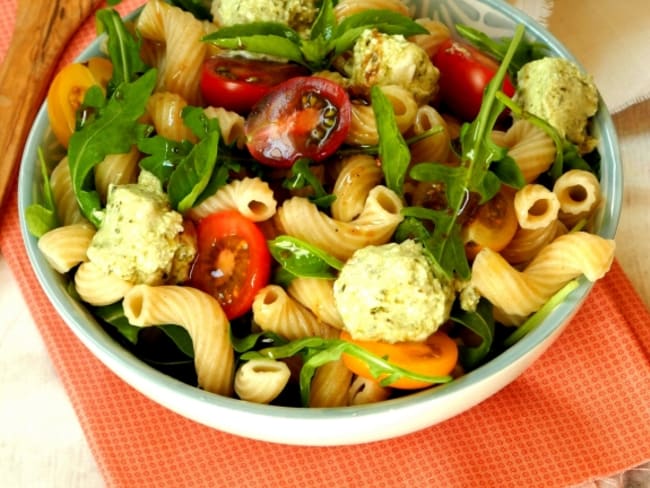 Salade de pâtes Codini, fromage de chèvre au pesto et tomates cerises