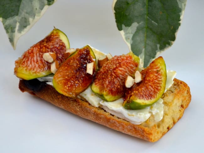 Tartine de fromage de chèvre aux figues, miel et noisettes