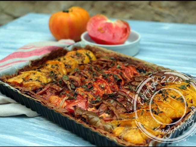 Tarte aux tomates, oignons rouges et tapenade