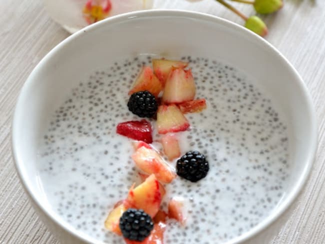 Pouding de chia au lait de coco et fruits de saison