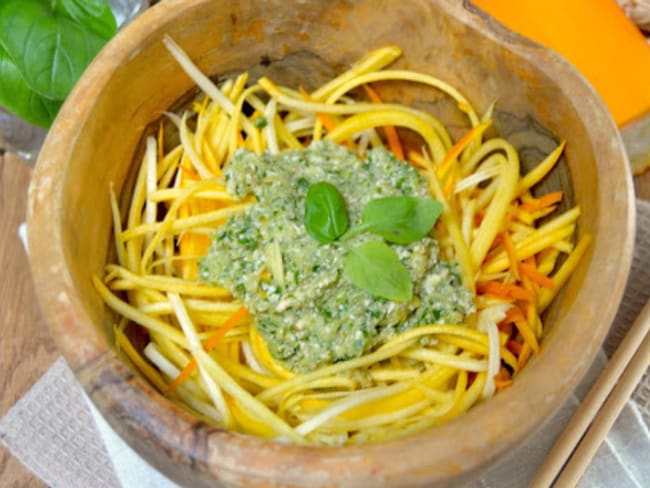 Spaghetti crus de courgettes jaunes au pesto