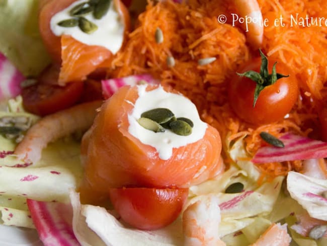 Salade à la truite fumée, aux crevettes, au fromage frais et aux petits légumes